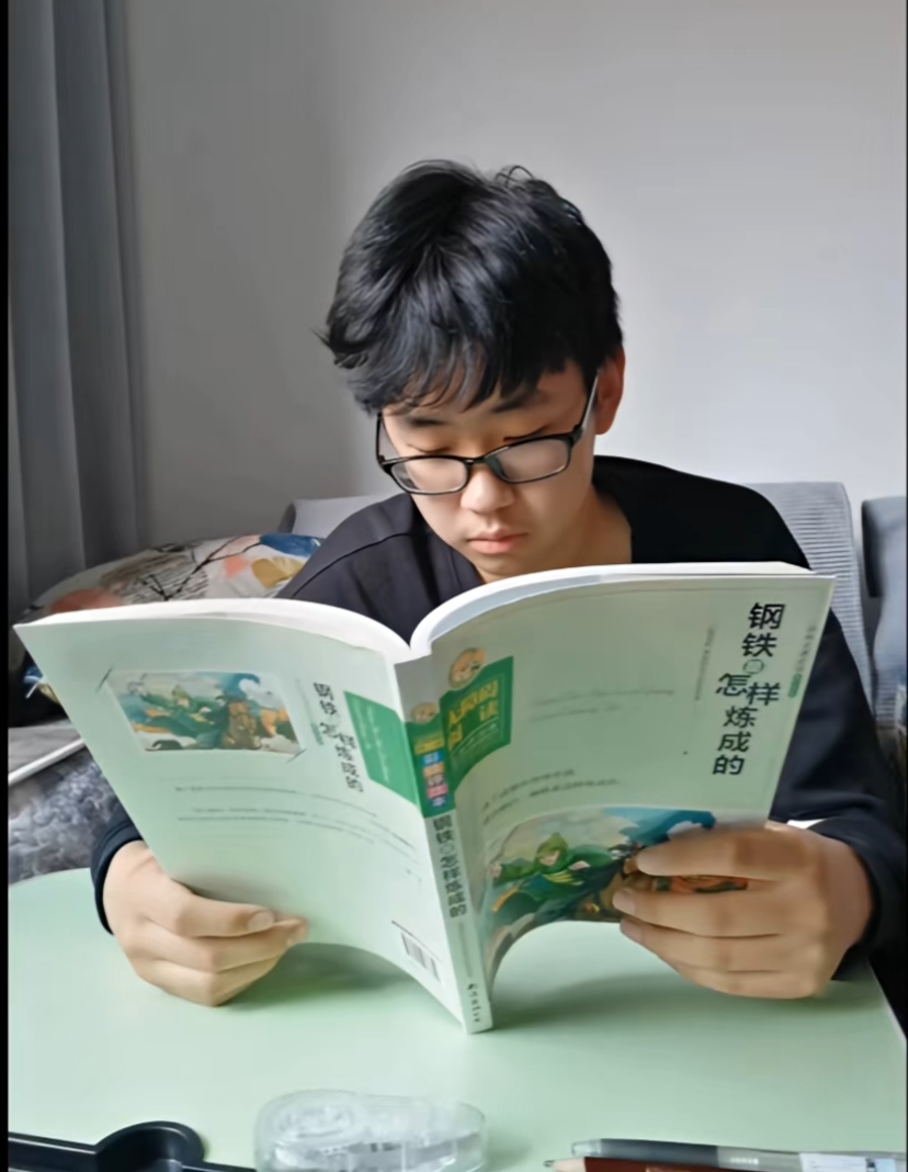 三十五岁左右中年女性头像，穿白色衬衫，黑色外套，专业商务背景，明亮自然光，专注表情